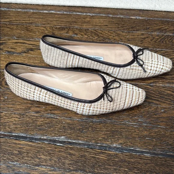 For trade for $3 with juliafromiowa -Manolo Blahnik Brown and Cream Flats - Picture 2 of 7